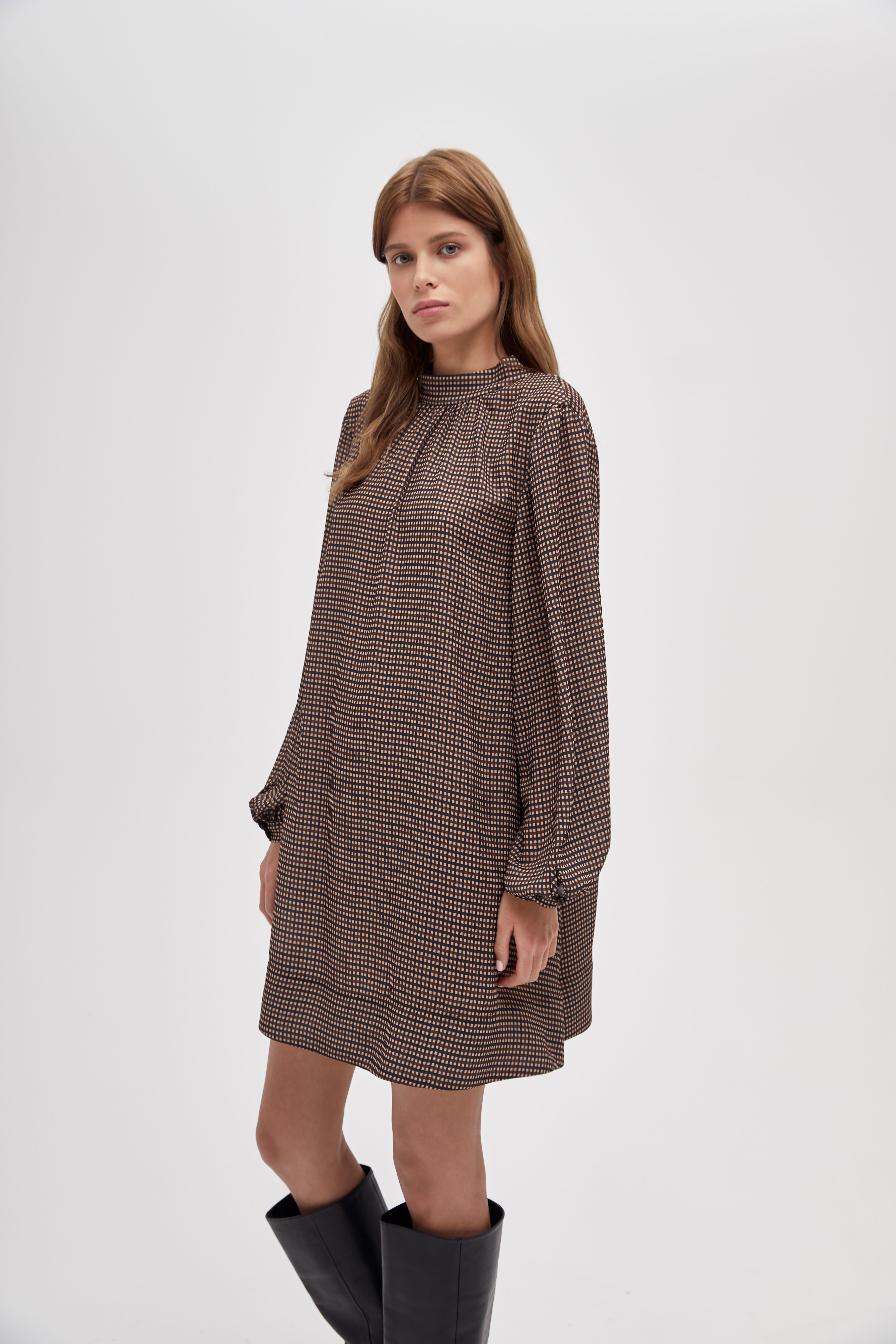 Платье с завязкой на спине