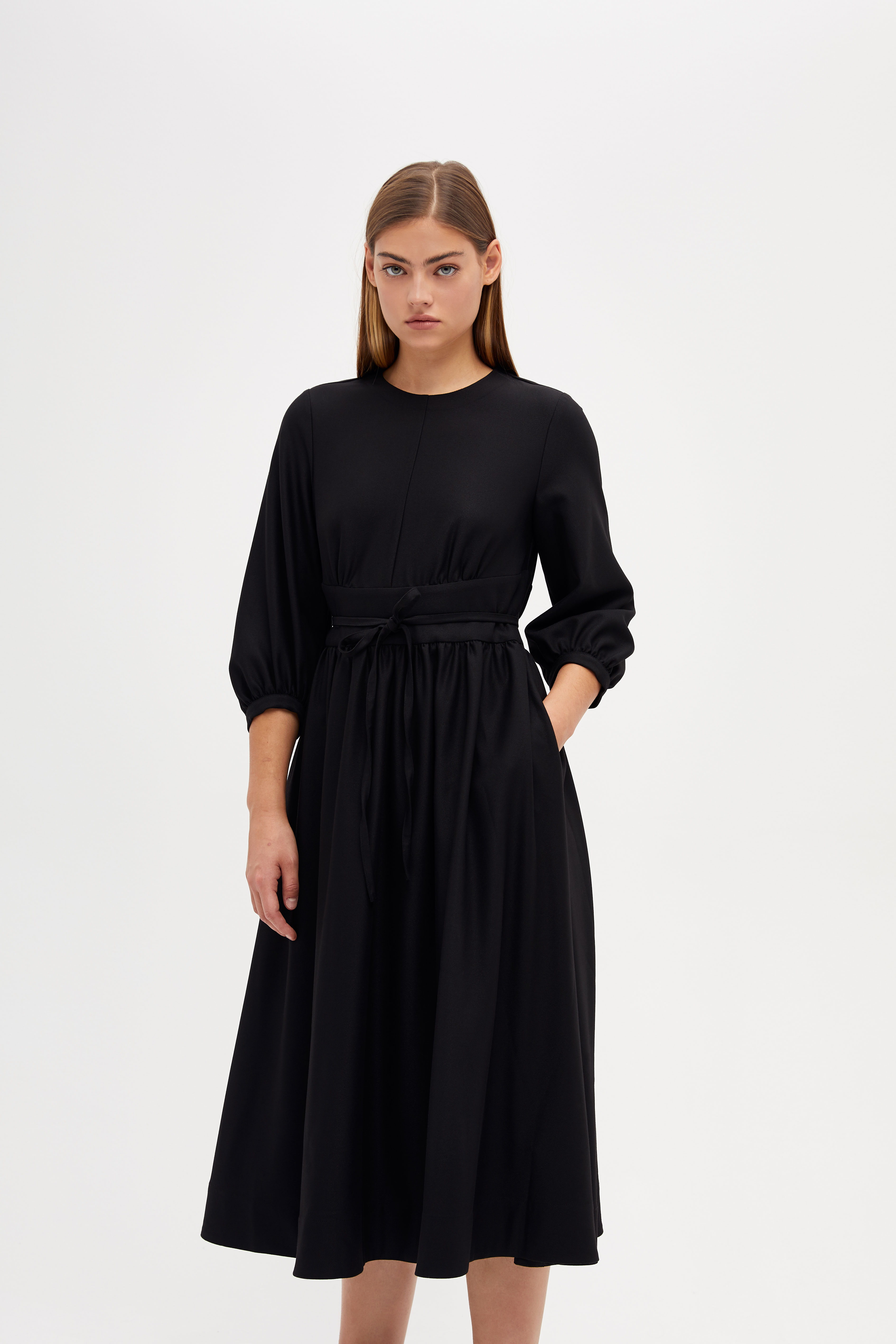 Платье приталенного силуэта на завязках