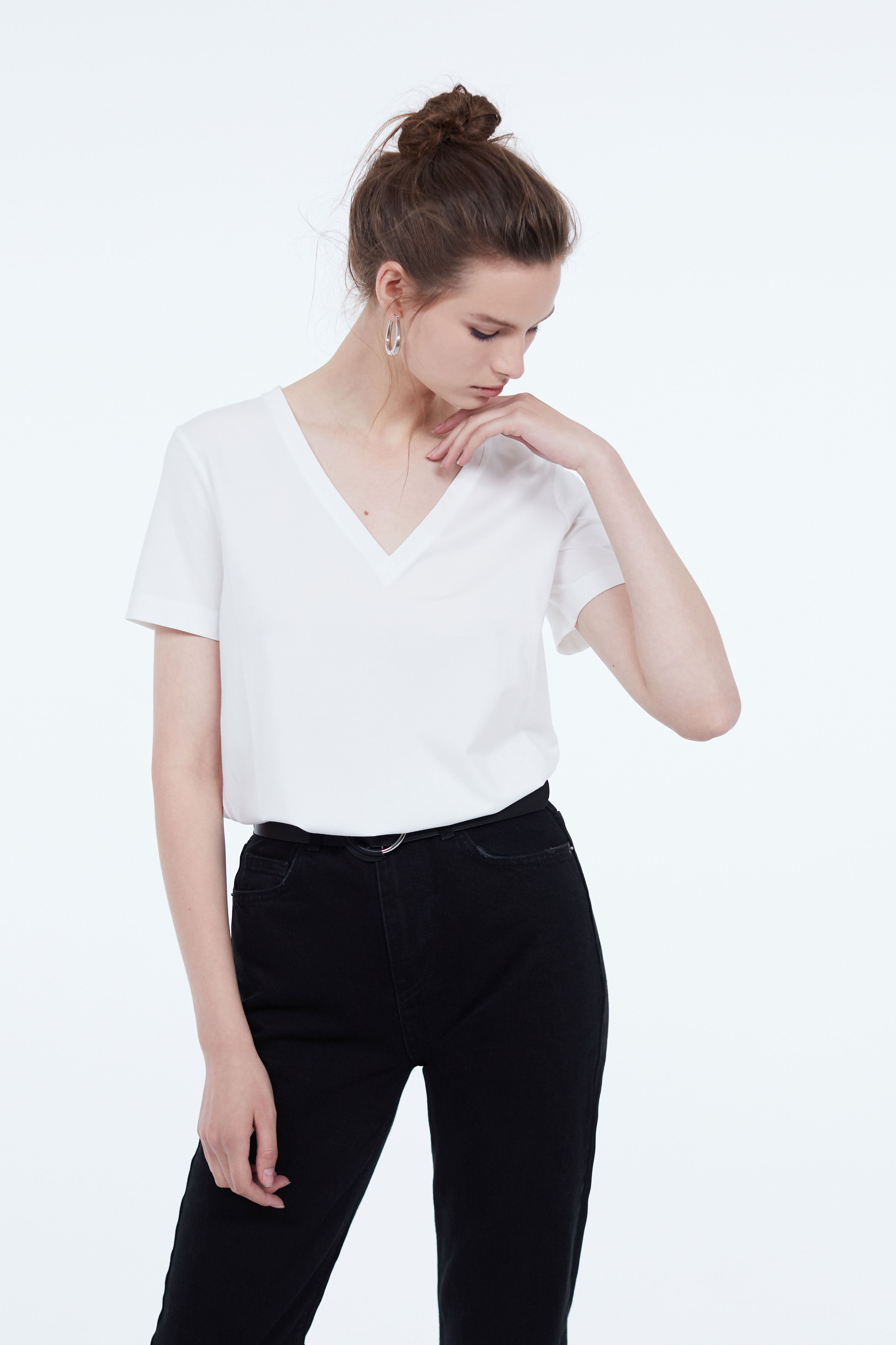 Базовая футболка с V-образным вырезом