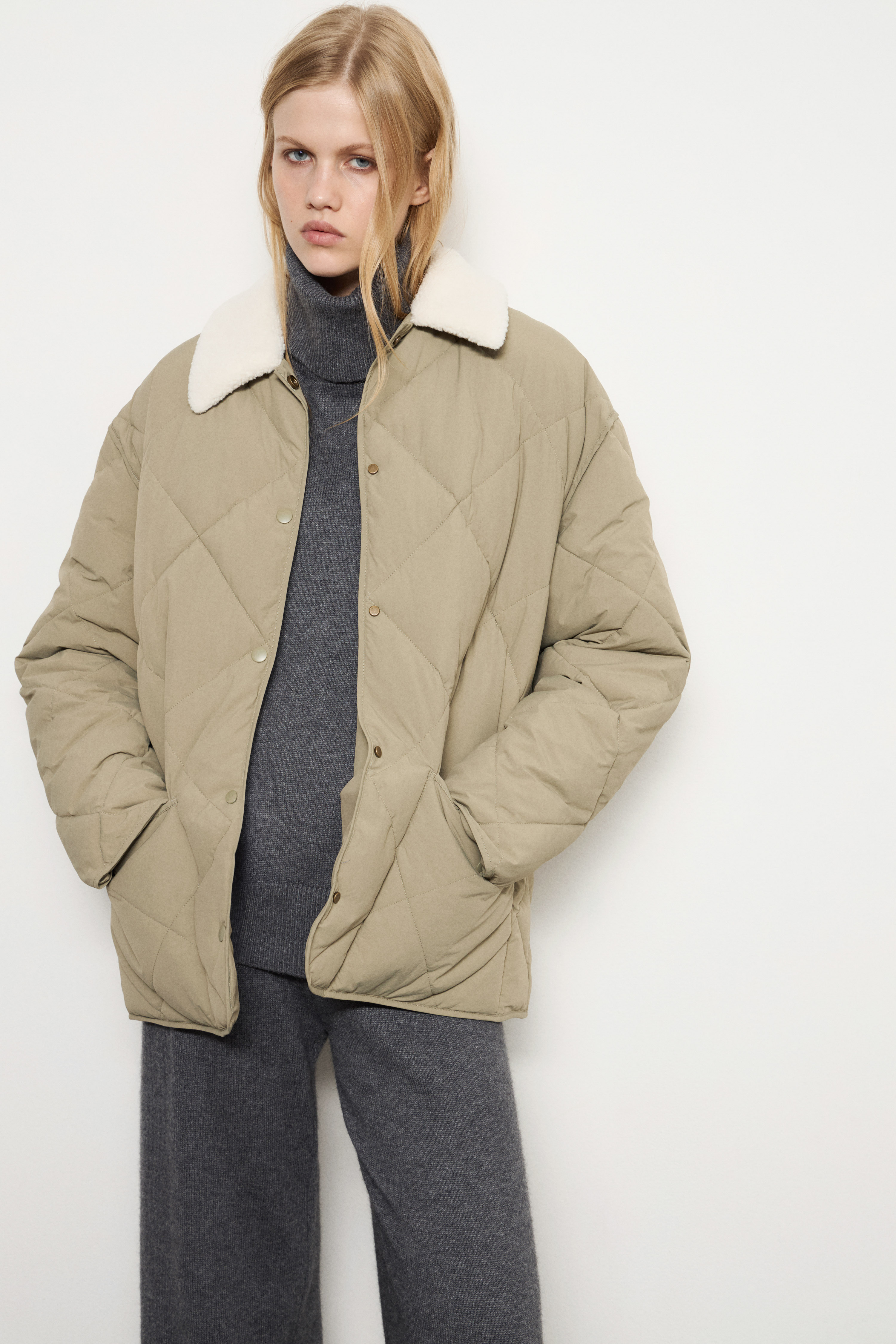 Утепленнаякурткасмеховымворотником