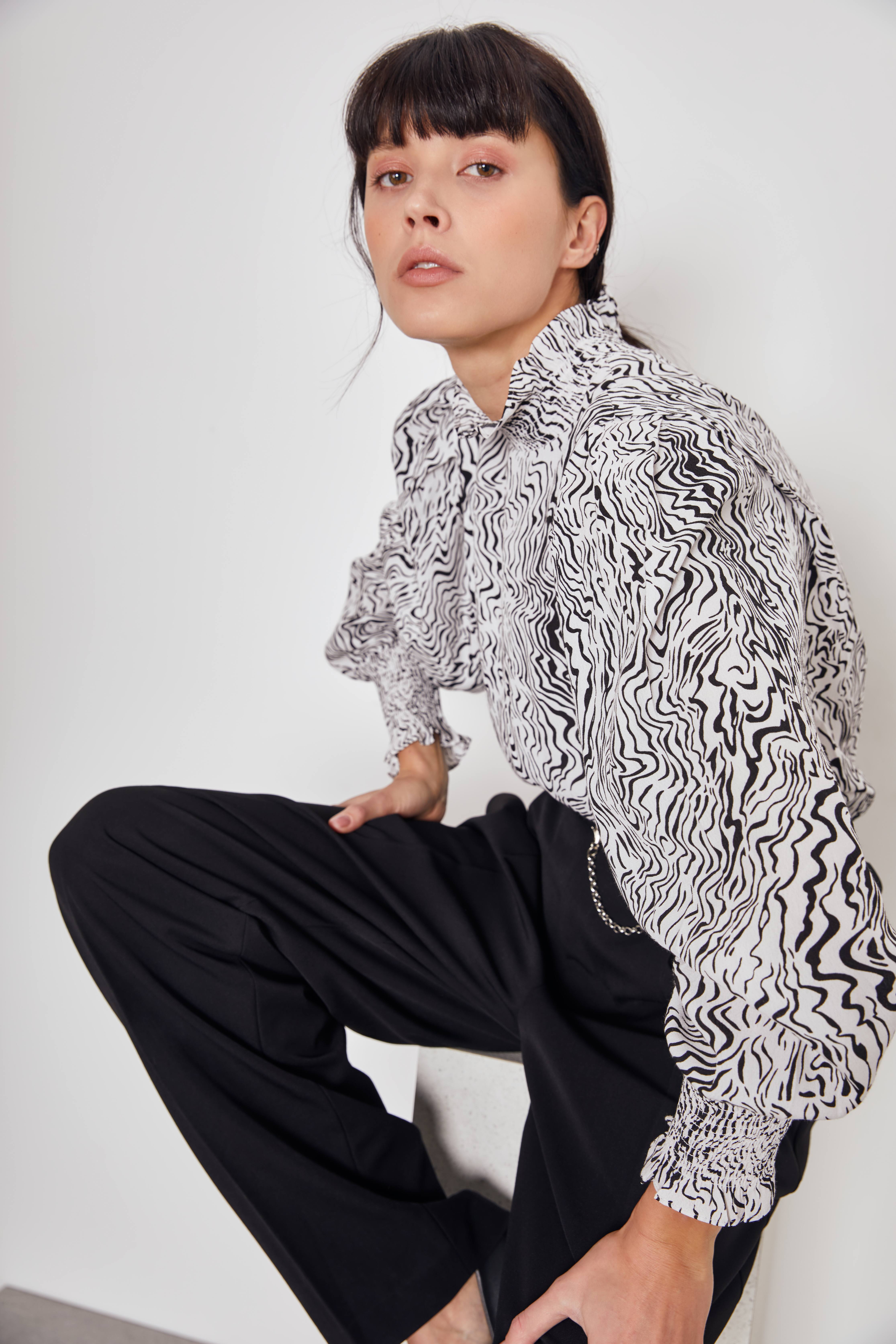 Блузка с эластичными деталями