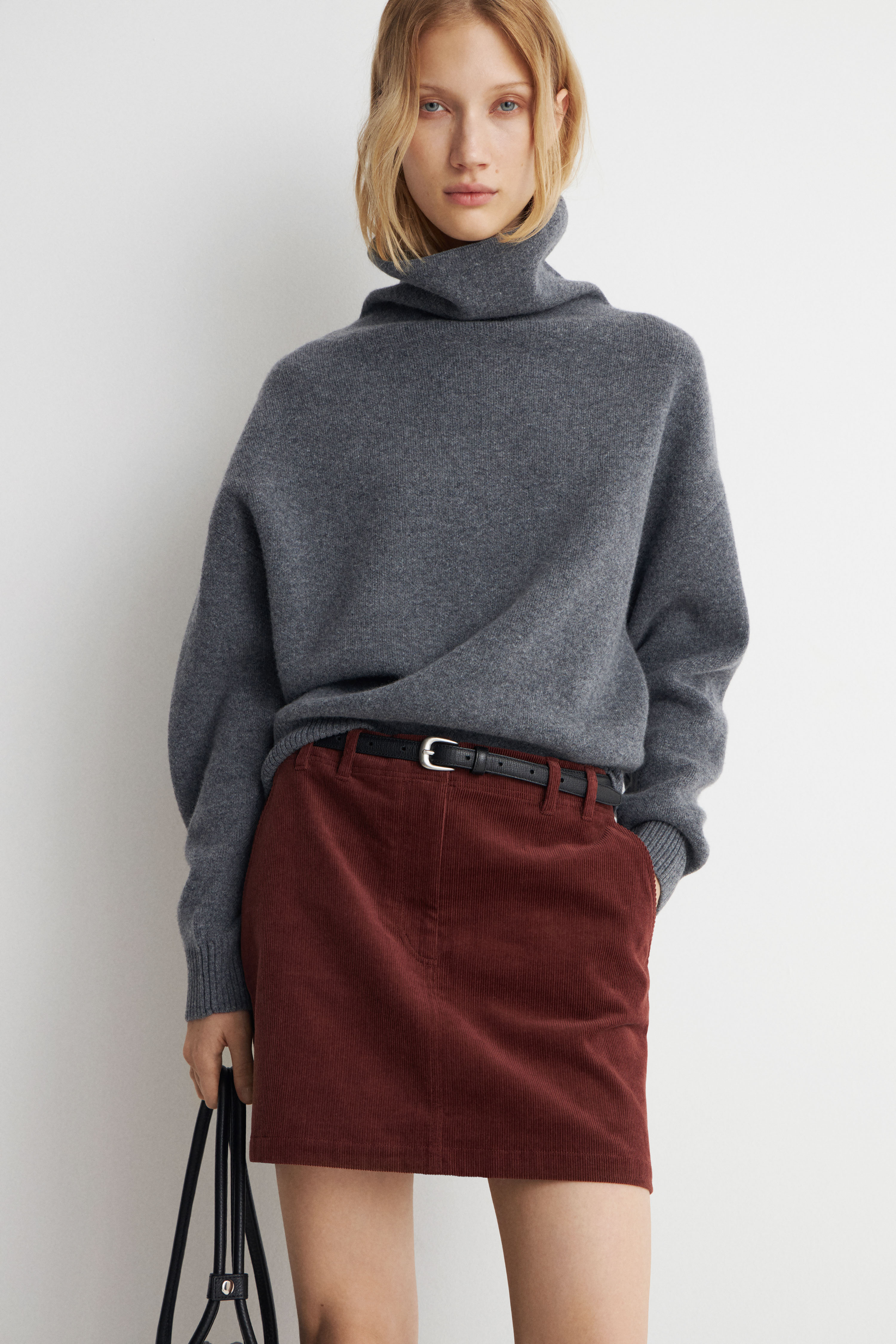 Свитериз100%шерстисворотником