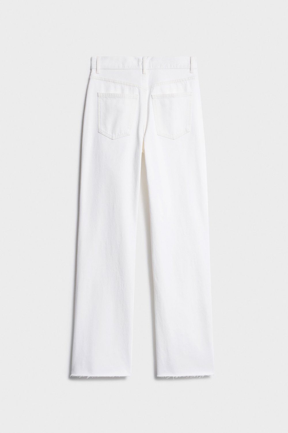 Прямые джинсы с обрезанными краями