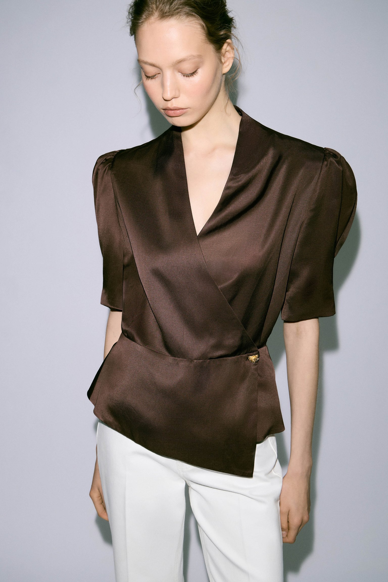 Блуза из вискозы и льна на подплечниках