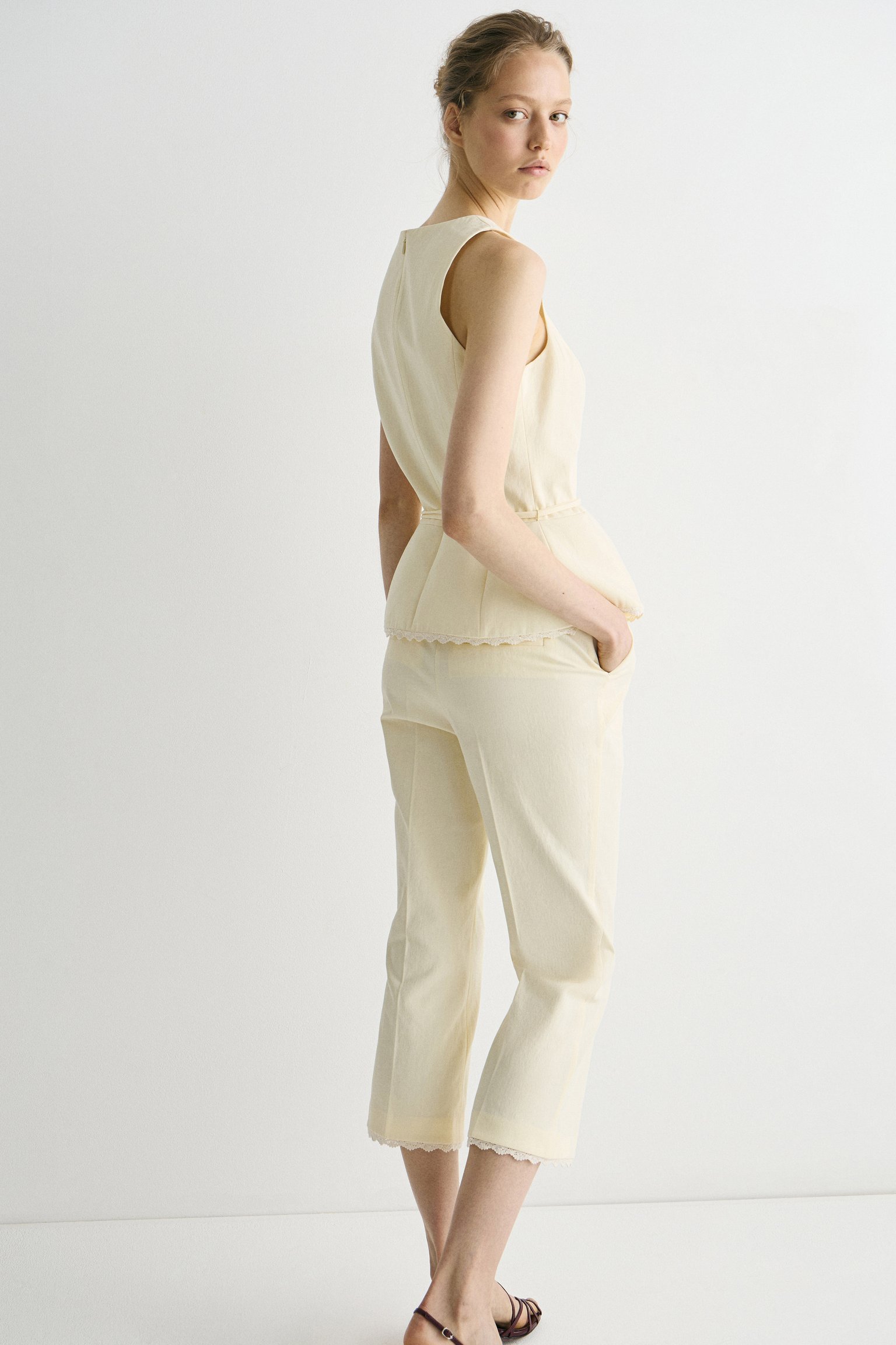 Хлопковый топ с кружевом и поясом