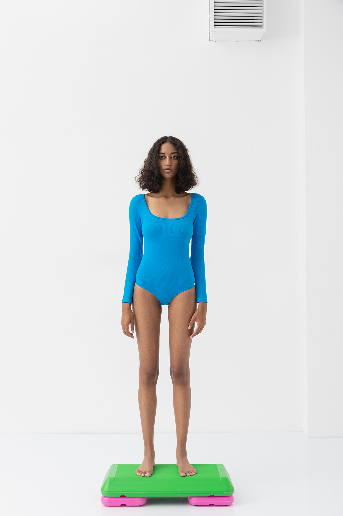 Боди с квадратным вырезом из коллекции BODY BASICS синий электрик цвет ...