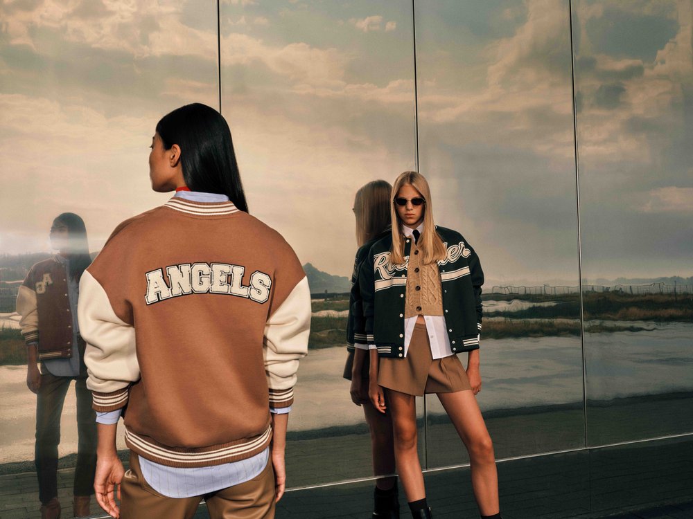 Бомбер с принтом в ретро стиле темно-бежевый цвет - LIME