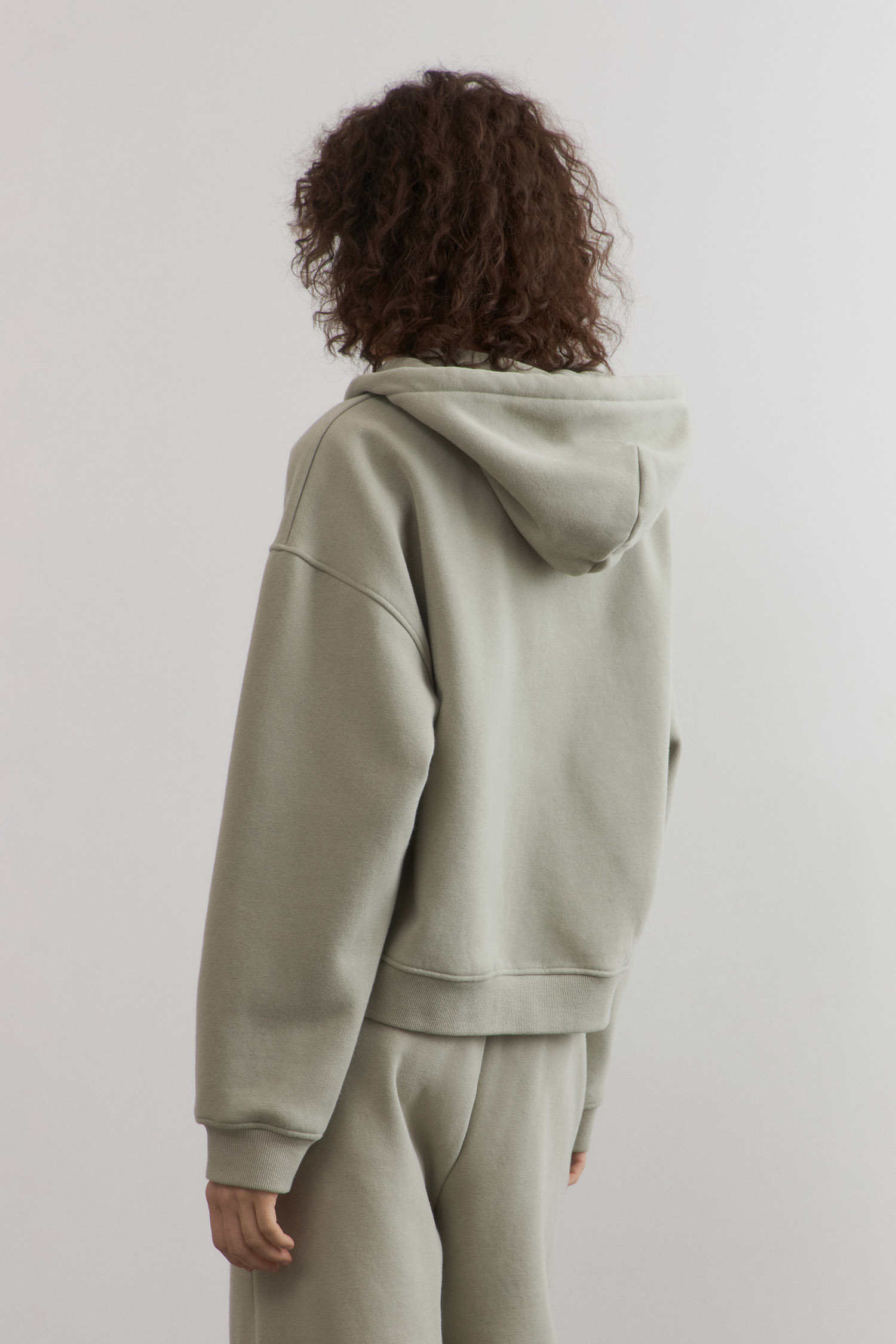 Укороченное oversize худи на молнии светлый хаки цвет - LIME
