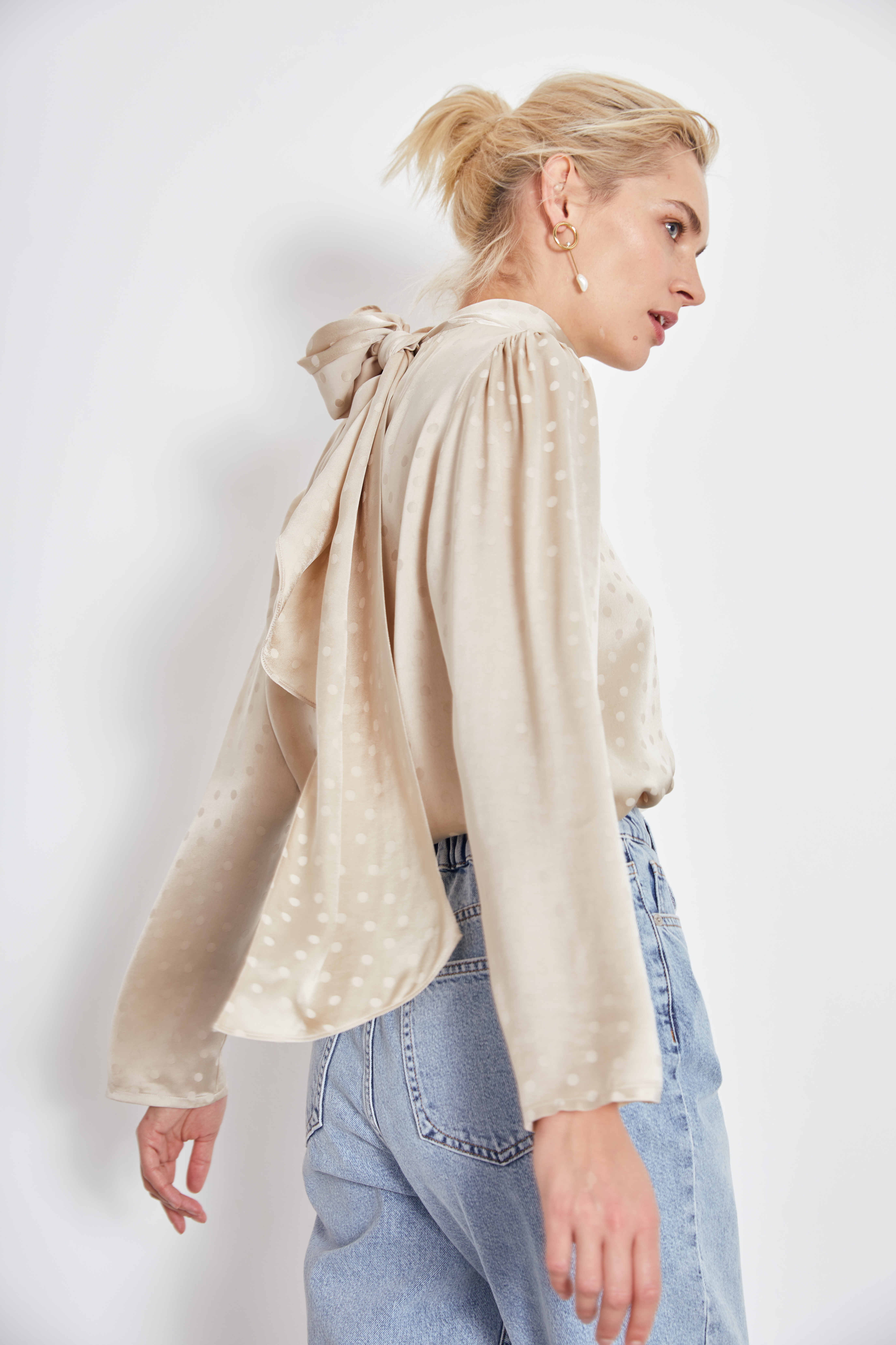 Блузка с бантом