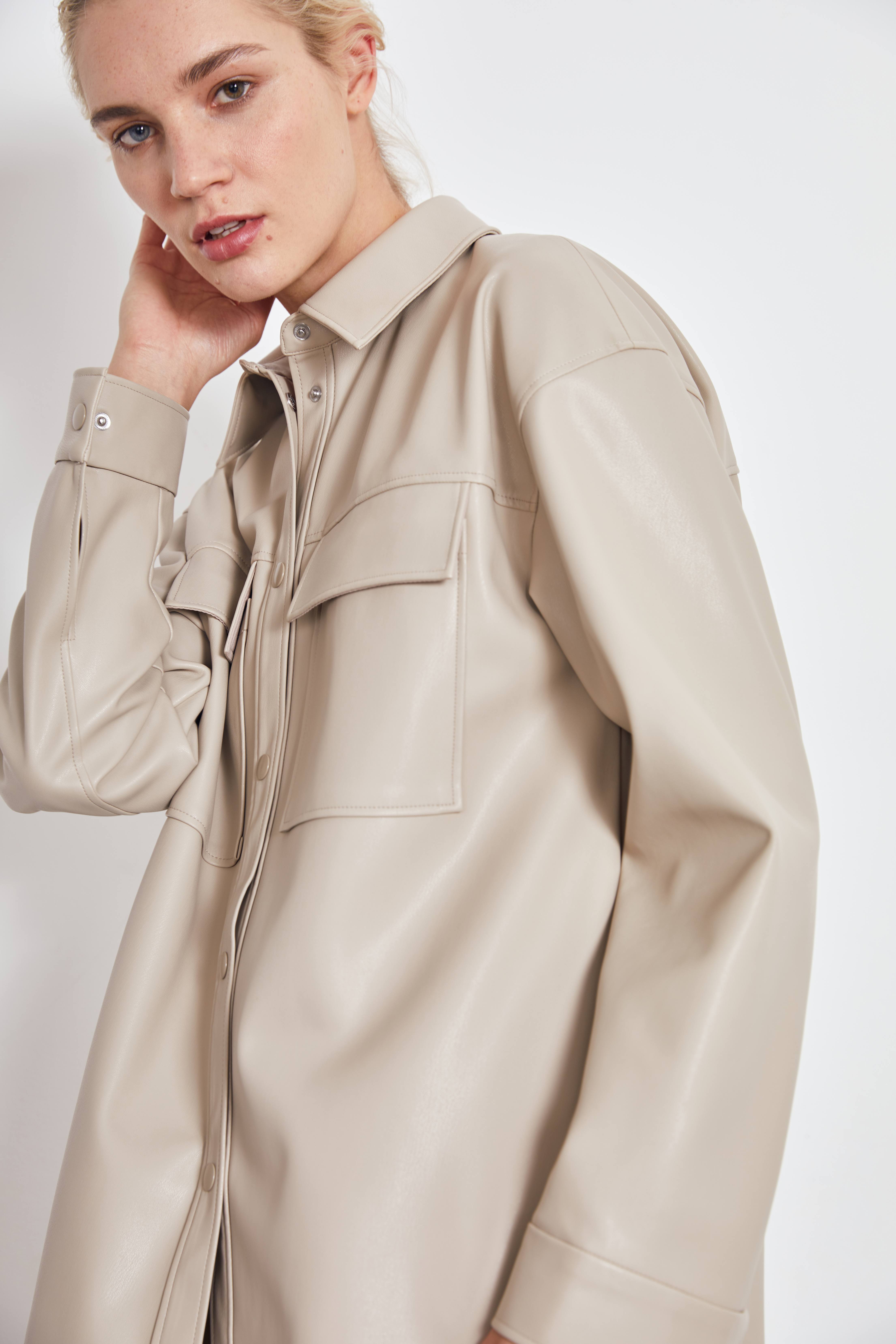 Рубашка из искусственной кожи