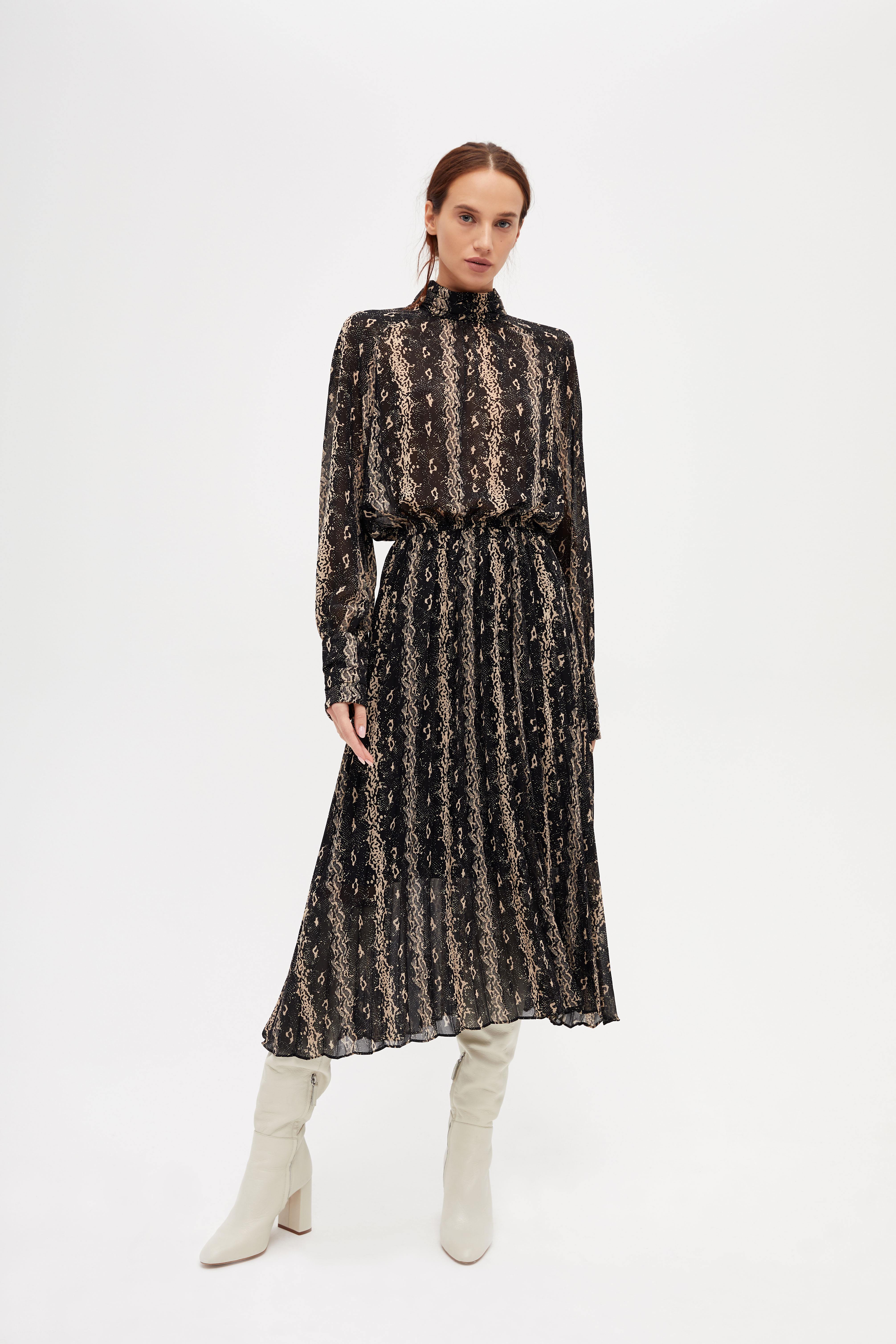 Приталенное платье с воротником-стойка