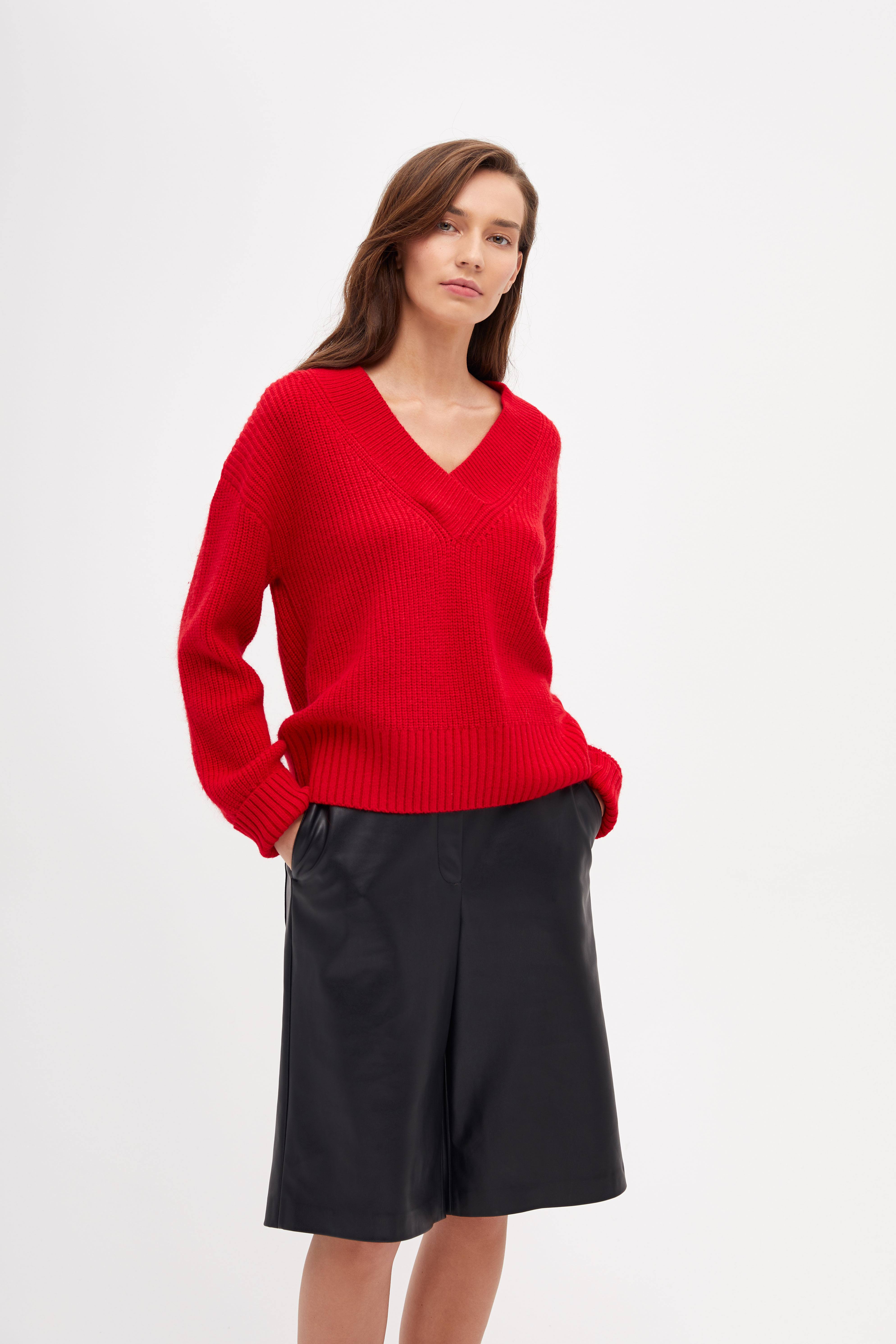 Джемпер с V-образным вырезом