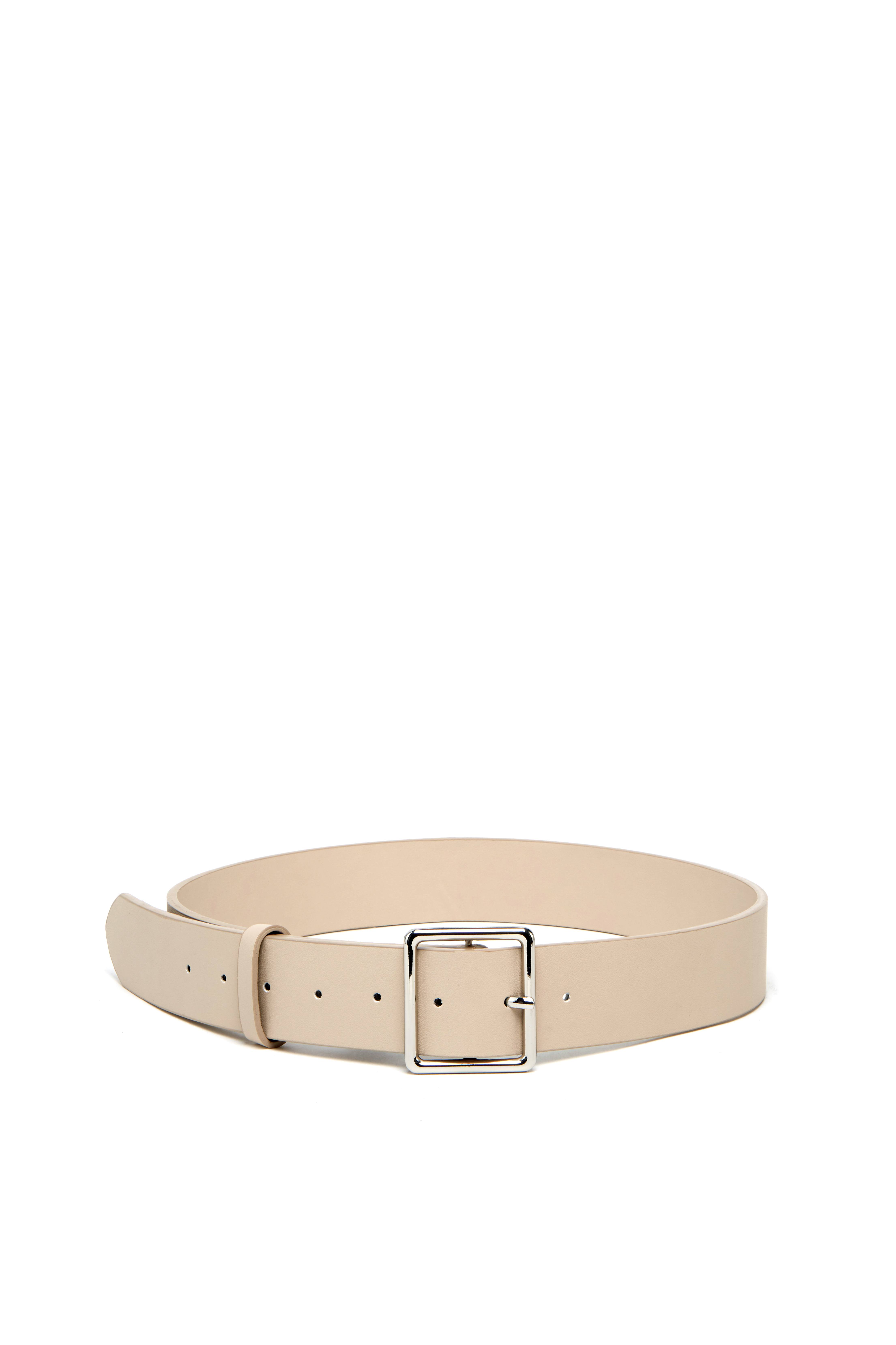 Ремень с квадратной металлической пряжкой