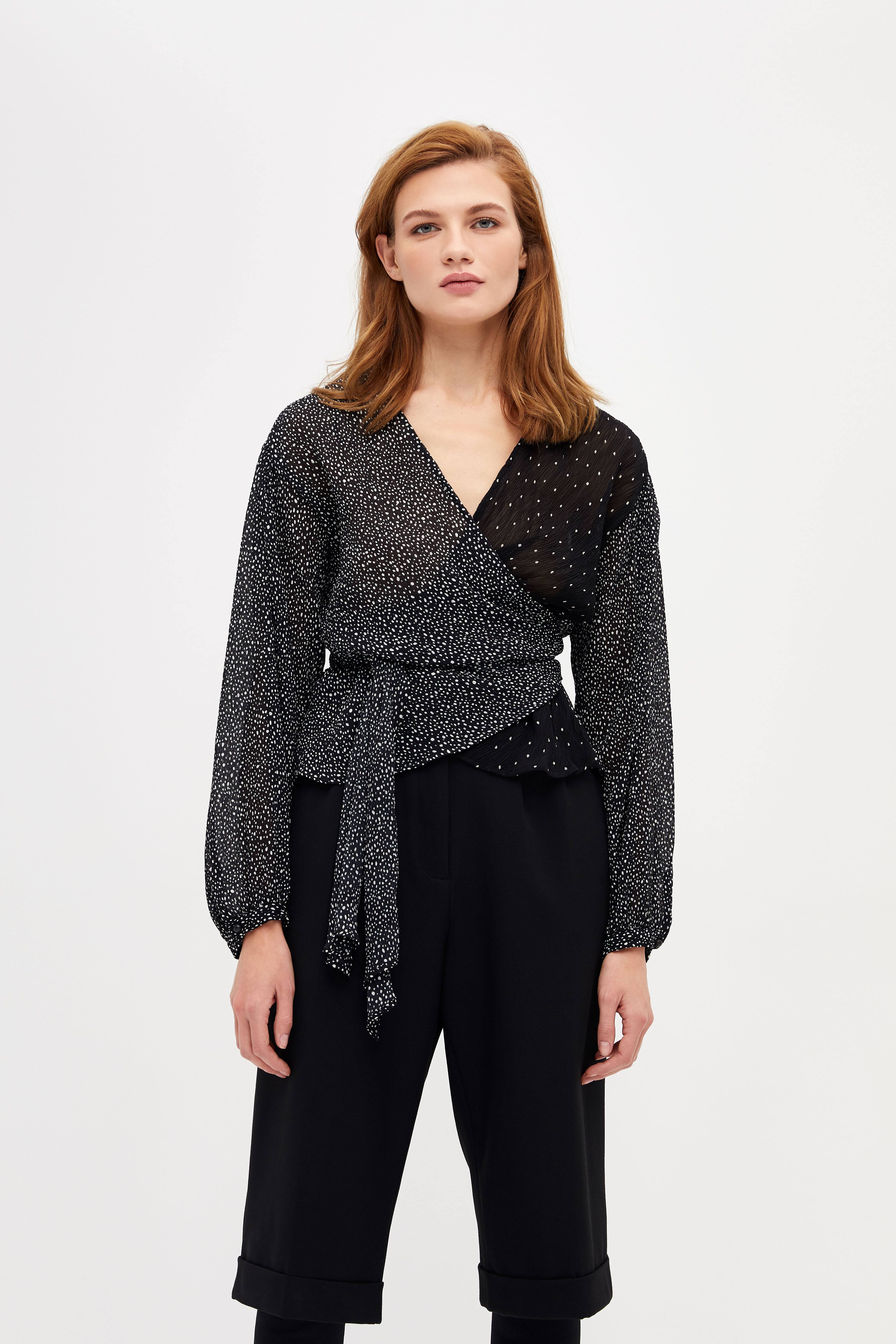 Приталенная блузка на завязках