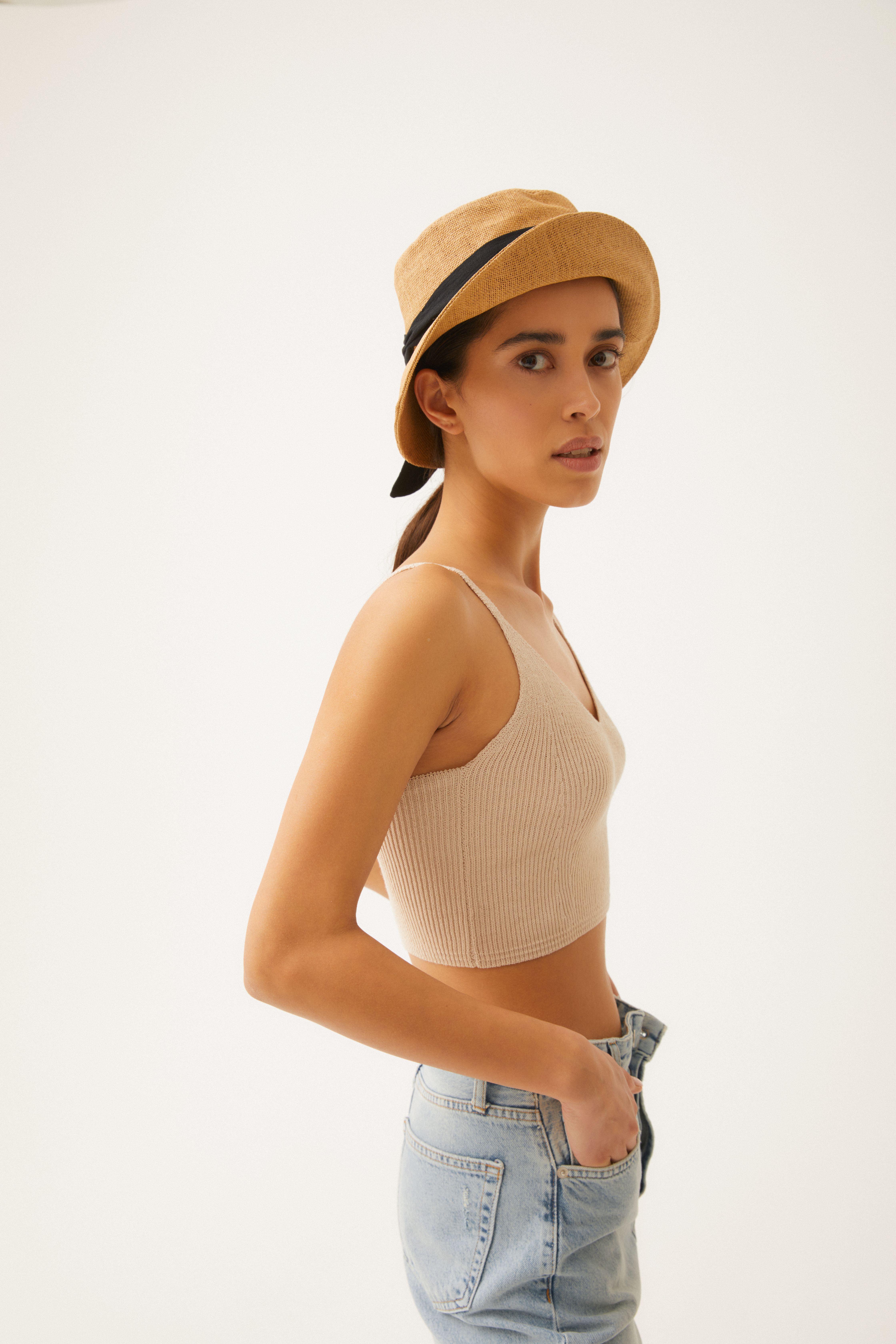 Шляпа с контрастной лентой