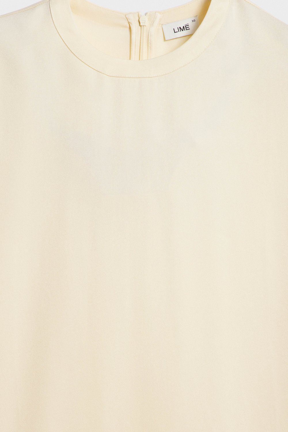 Объемная блуза из атласа