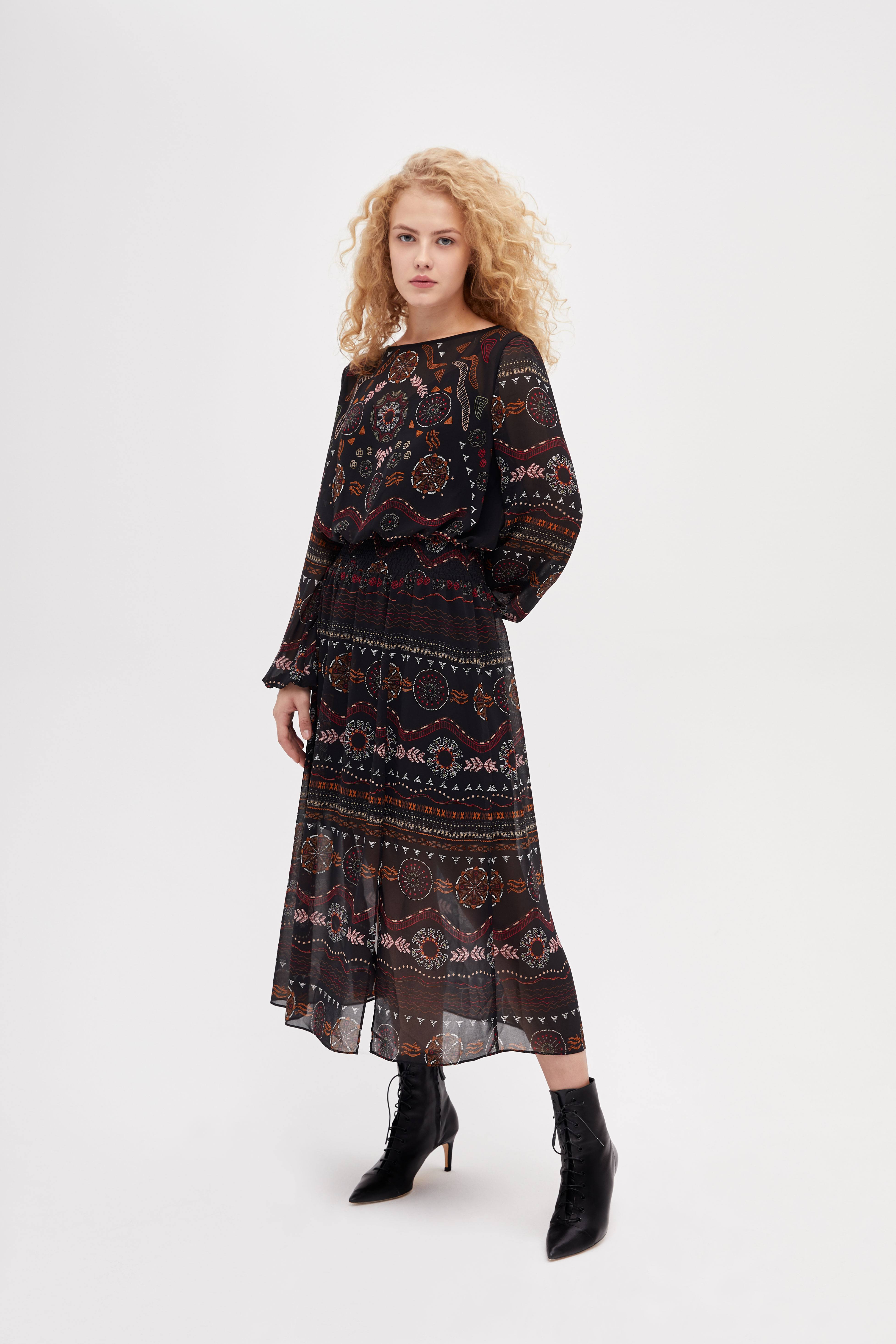 Платье с эластичным поясом