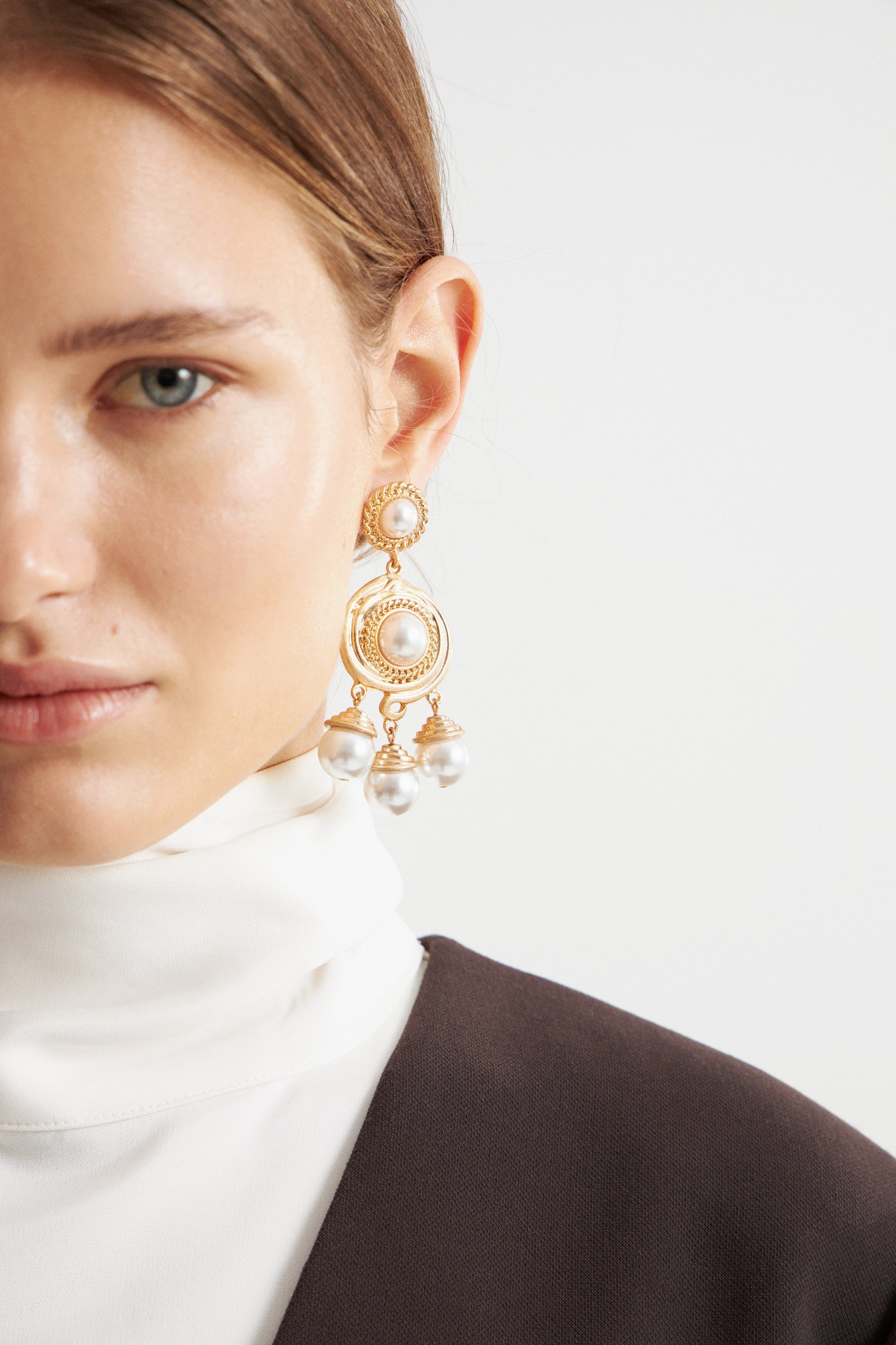 Что надеть на новый год 2026, образ с украшениями в стиле минимализм